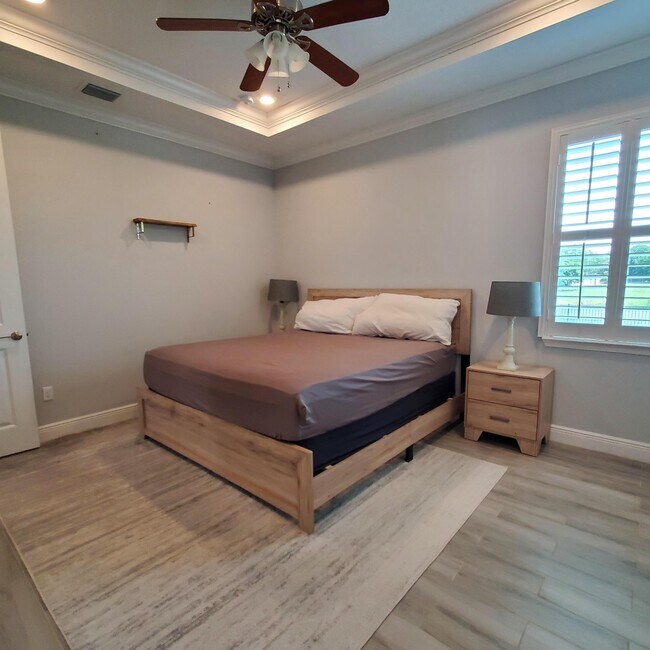 Building Photo - 2161 SE Sunflower St