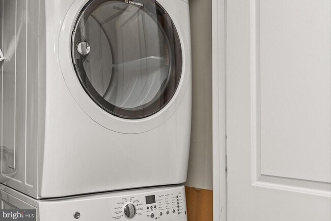 Building Photo - Beautifully Updated 2 BR 2 BA in the heart of Logan Circle