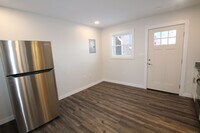 Building Photo - Beautifully remodeled and completed efficiency studio. FREE MONTH OF RENT!*