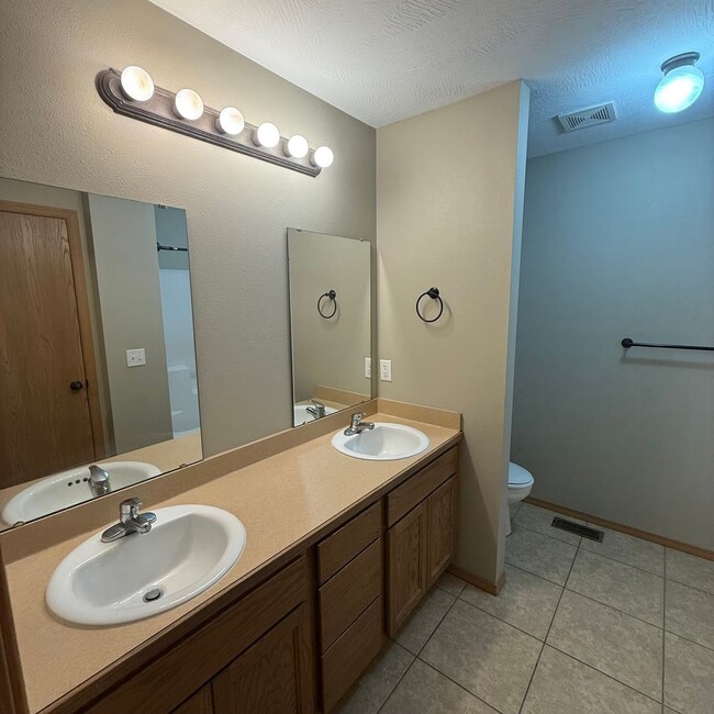 Building Photo - 3 bedroom 2 bathroom  Home in Clever MO