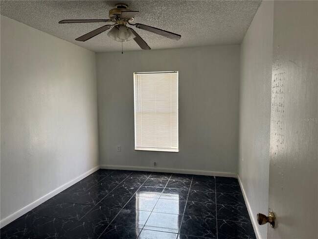 Building Photo - 925 Derbyshire Dr