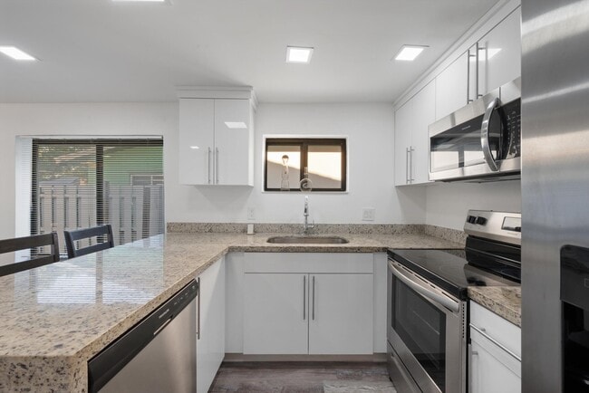 Building Photo - 836 SW 13th Ct