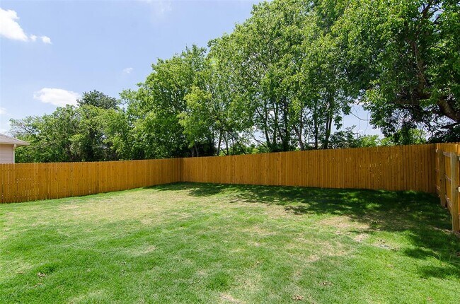 Building Photo - 117 Naset Dr