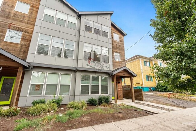 Building Photo - Modern & Spacious 3-Level Townhome with Lu...