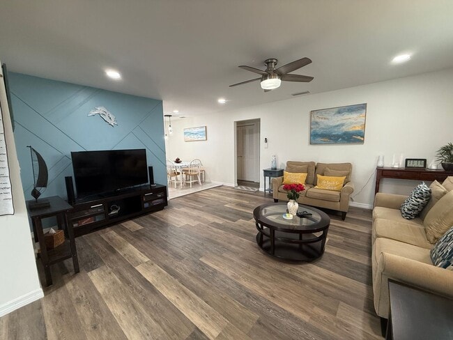 Building Photo - Updated 2 Bedroom 2 Bathroom House Available Mid-January