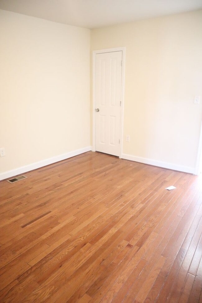 Building Photo - (Townhouse for Rent ) Simply Beautiful