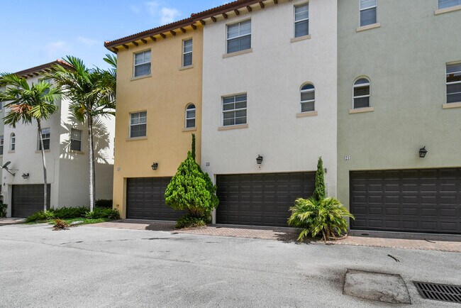 Building Photo - 25 Via Floresta Dr