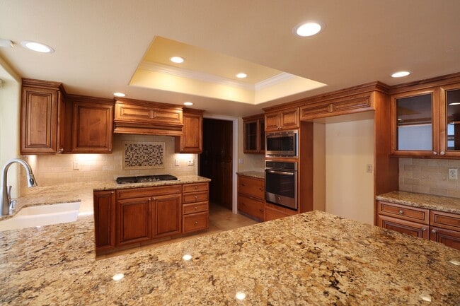 Building Photo - Beautiful Executive Home on the Golf Course