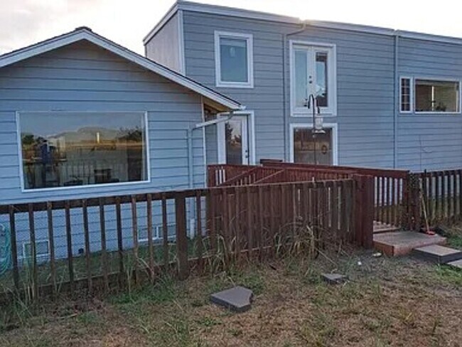Building Photo - Furnished MID-TERM ~ Unique Ocean Front House