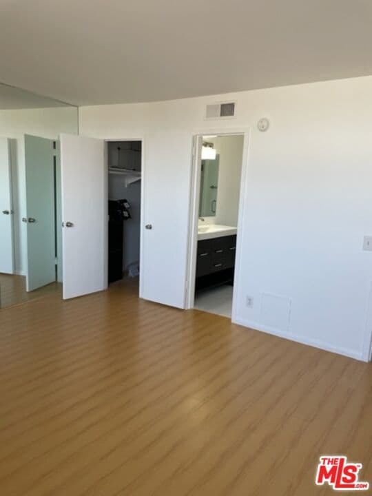 Building Photo - 100 S Doheny Dr