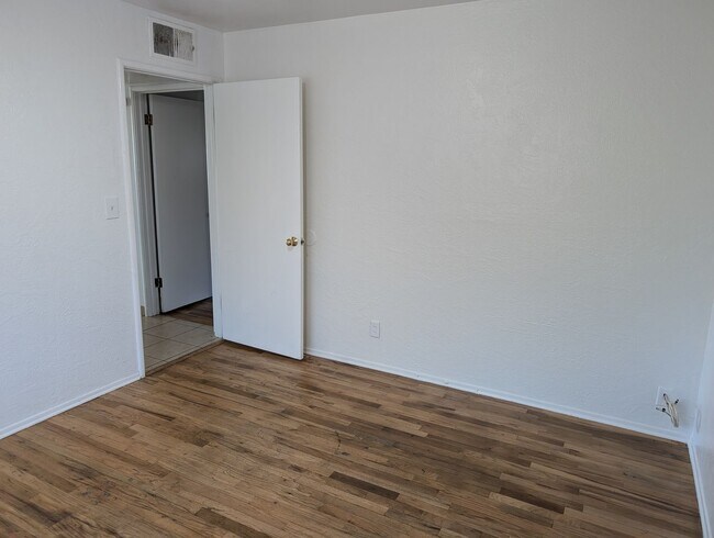 Building Photo - 6th St Duplex