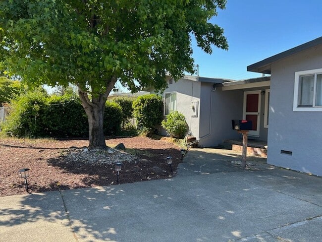 Building Photo - Charming 4 Bedroom, 2 Bath Home in Novato ...