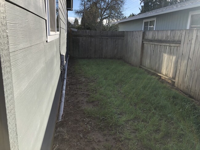 Building Photo - Two bedroom one bath duplex in Springfield!