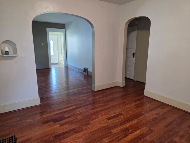 Building Photo - 3-Bedroom, 1-Bathroom Home with Basement & Garage – $1,375/Month | Accepting Section 8