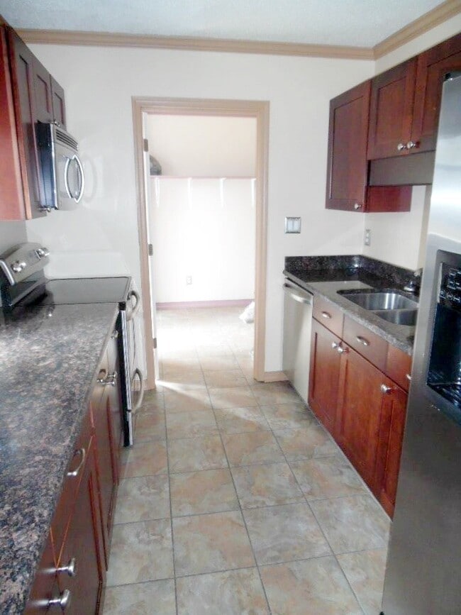 Building Photo - Great Curb Appeal, Location, and Price!