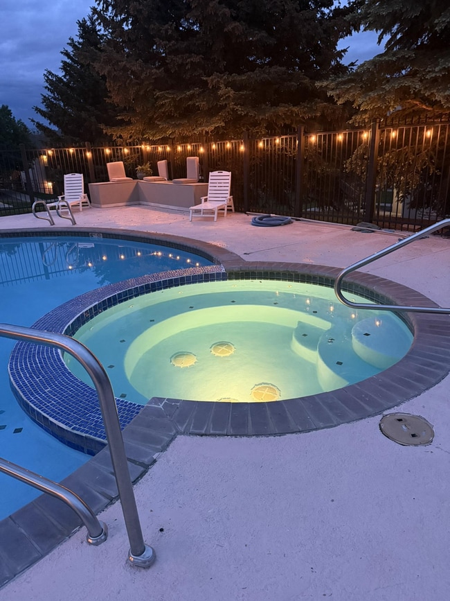 Building Photo - $1700/Mos 1 Bed 1 Bath Lower Level Condo i...