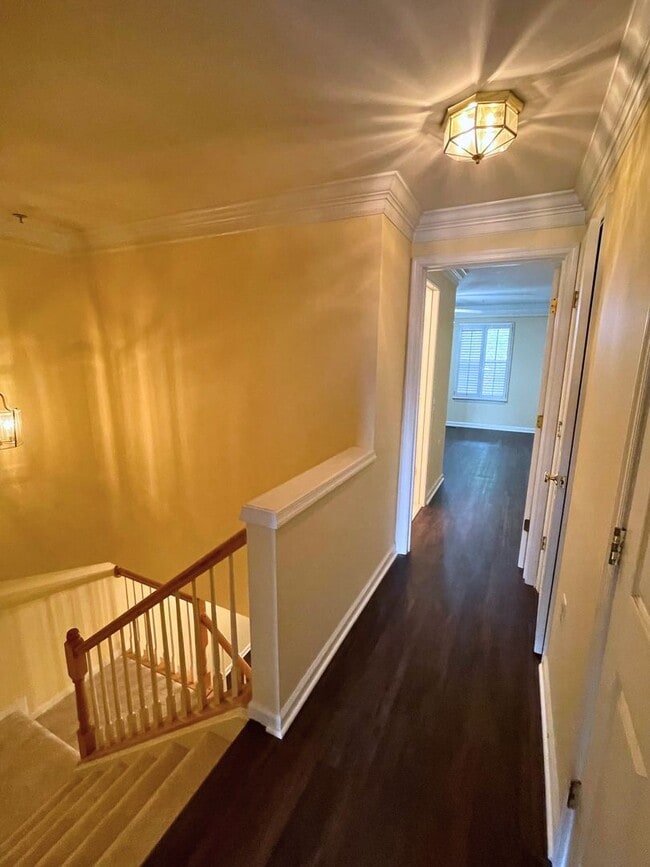 Building Photo - Beautiful 2BR, 2.5BA Townhouse Style Condo Near Old Town Alexandria