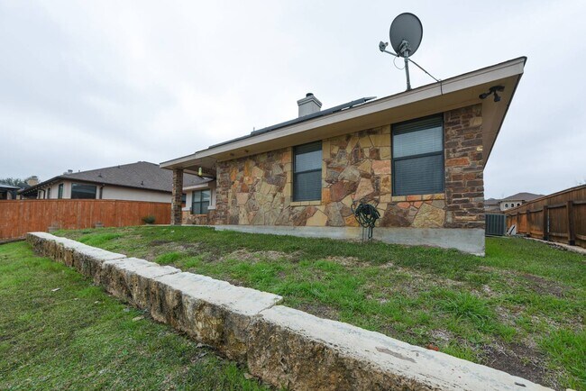 Building Photo - 7100 Almond Dr