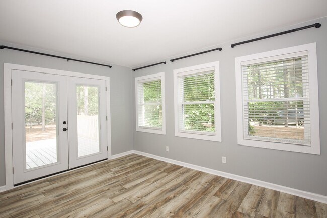 Building Photo - Gorgeous Fully Renovated 3 bedroom home in the Heart of Whispering Pines