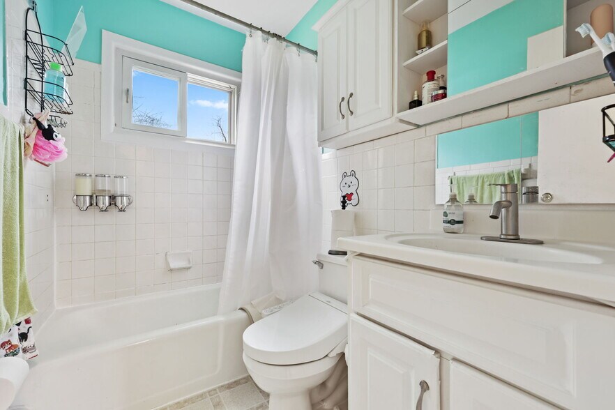 Building Photo - 2881 Meadowcrest Dr