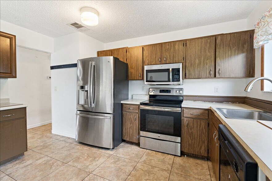 Building Photo - 1433 SE North Balcourt Ct