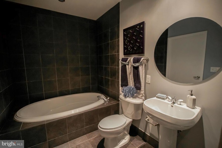 deep soaking bathtub - 3409 Wilson Blvd