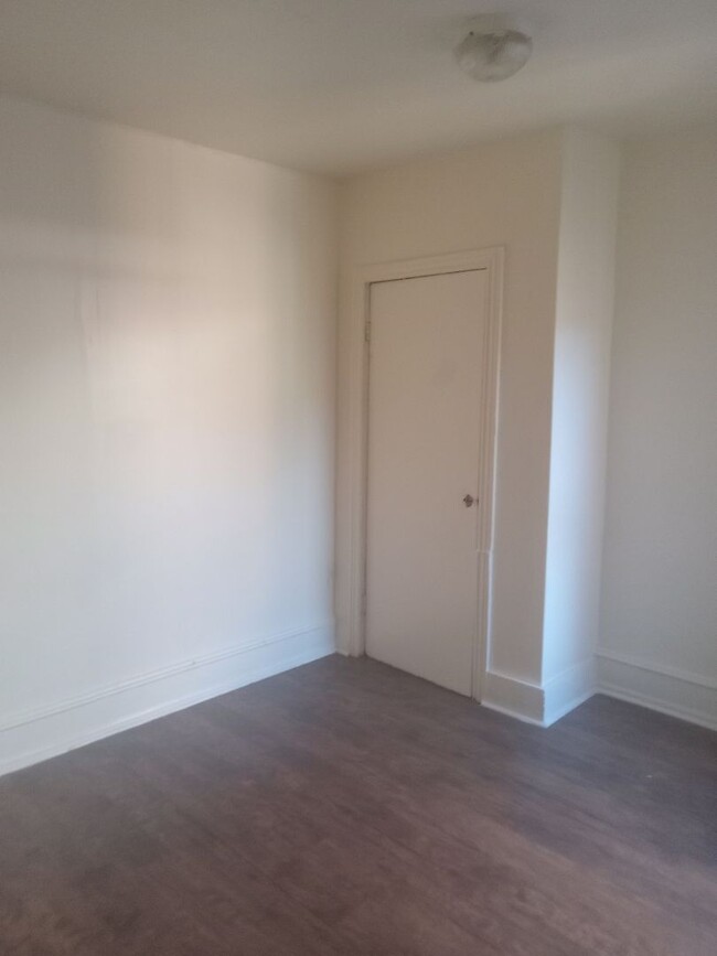 Building Photo - Spacious three Bedroom!!!