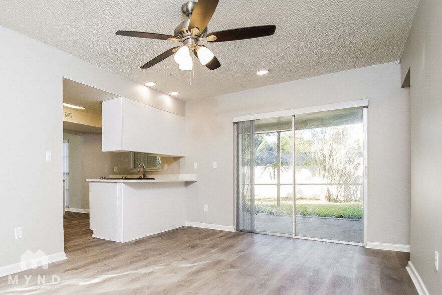 Building Photo - 3929 Oak Hammock Dr