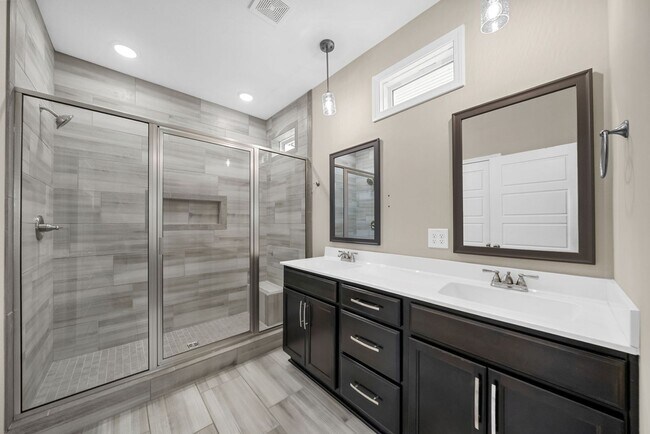 Building Photo - Luxury Meets Comfort: 5-Bed Beauty with Ch...