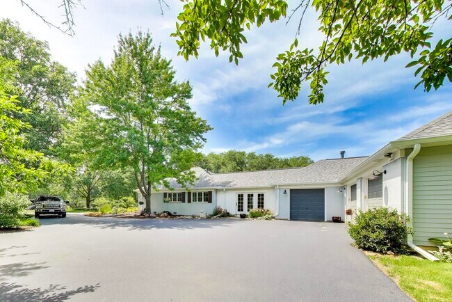 Building Photo - 38W064 Tanglewood Dr