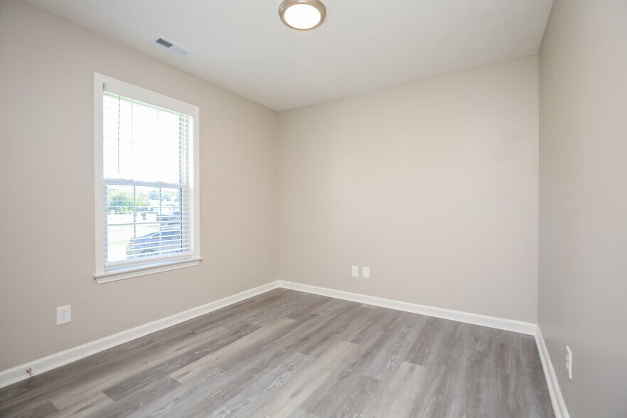 Building Photo - 1585 Ridgemont Dr