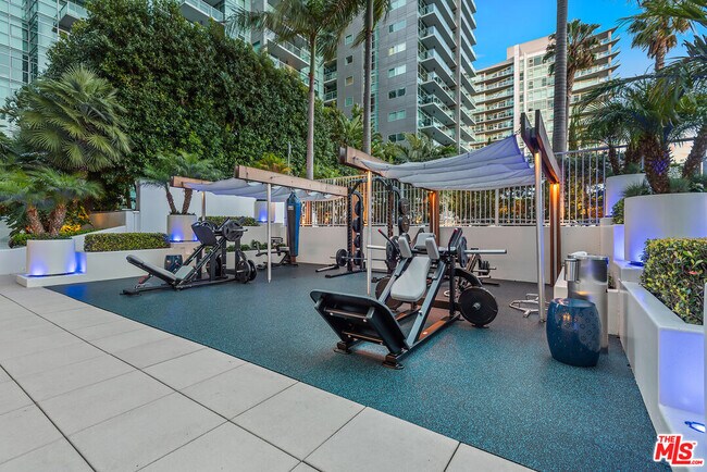 Building Photo - 13700 Marina Pointe Dr