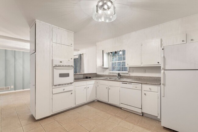 Building Photo - Spacious 3bd/2ba w/ 2 Car Garage and Large...