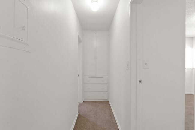 Building Photo - Refreshed 1 Bed 1 Bath Apartment with Parking