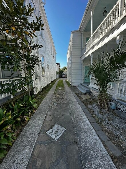 Building Photo - 259 Coming St