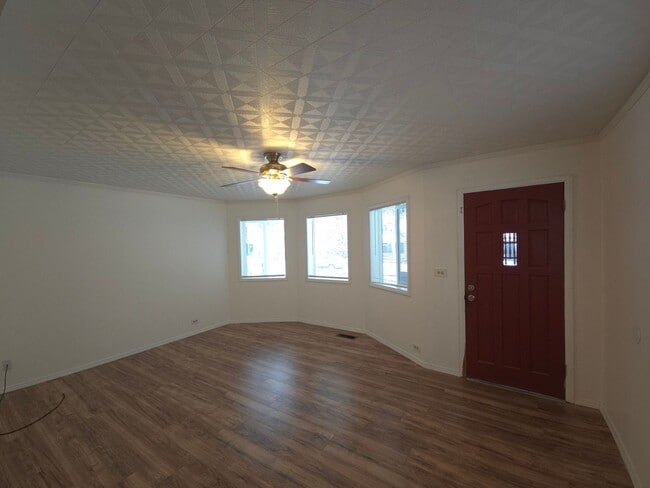 Building Photo - Nice house with a huge garage