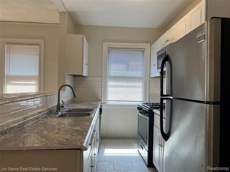 Building Photo - 987 Beaconsfield Ave