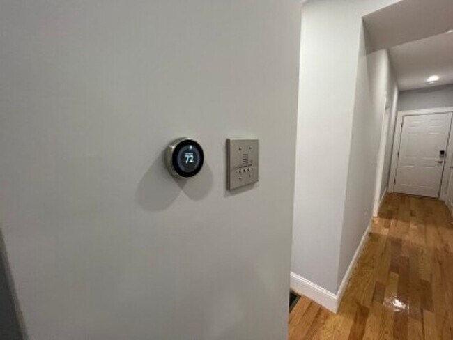 Building Photo - Beautiful Porter/Harvard 2 bedroom apartme...