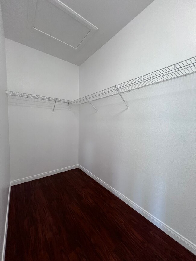 Building Photo - Stunning 4-Bed 3 Car Garage Gated Single S...