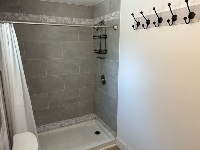 Building Photo - Amazing Super Cute Stand-Alone Studio in B...