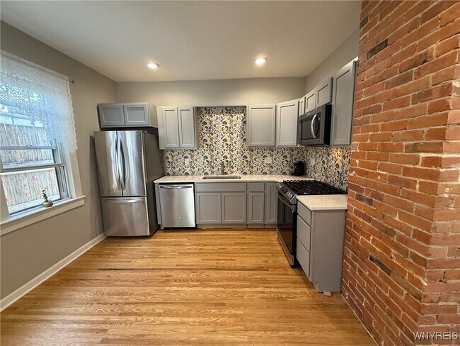 Building Photo - 11 Baynes St