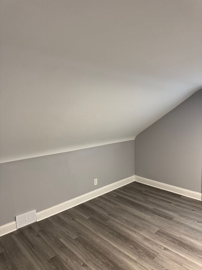 Building Photo - 2nd floor 2 bedroom 1 bath newly remodeled unit