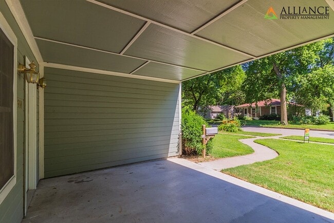 Building Photo - All appliances included, washer/dryer hookups!