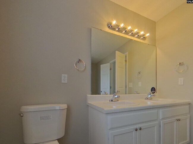 Building Photo - 661 Thornhill Dr