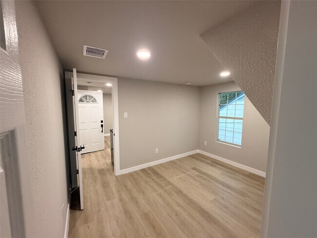 Building Photo - 5238 Pease St