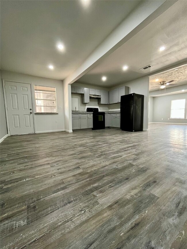 Building Photo - 8308 John St