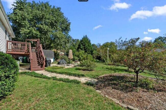 Building Photo - 11423-11425 5 Cedars Rd