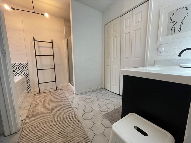 Building Photo - 6526 Paris St