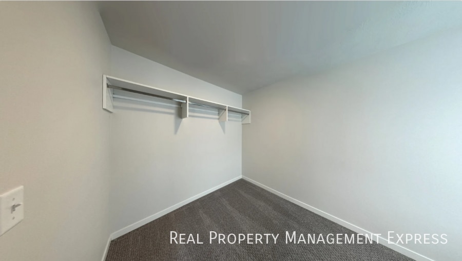 Building Photo - 3 Bedroom 2.5 Bathroom Townhome