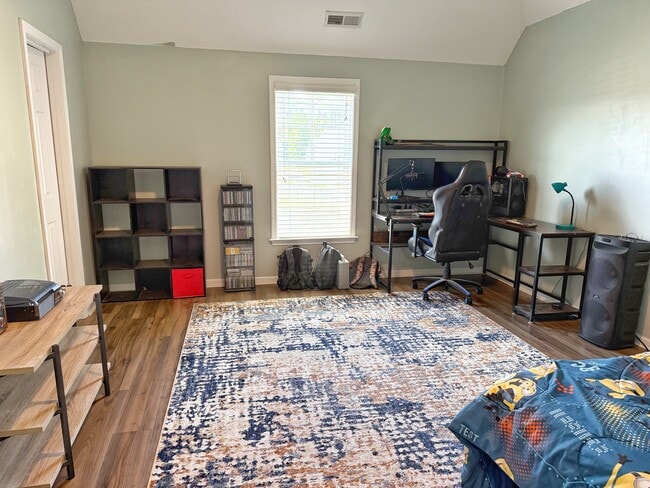 Building Photo - 703 Stagecoach Dr